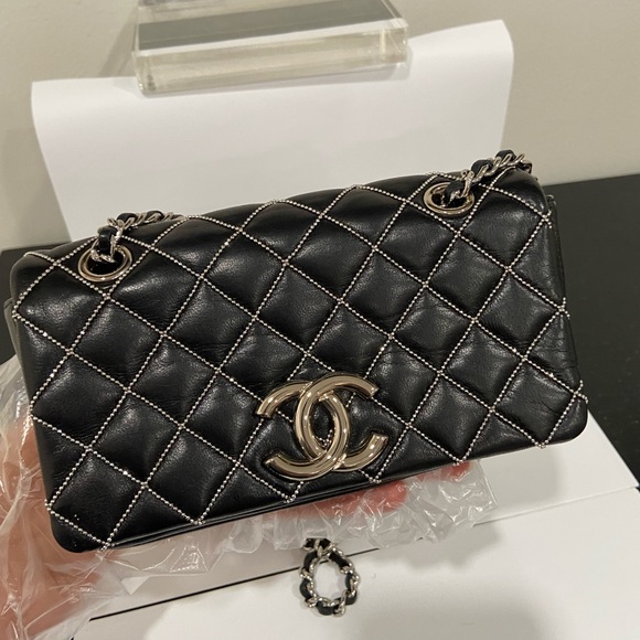 Rare and Limited Edition🔥🔥 Chanel diamond Quils - Picture 13 of 13